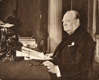 Vorwärts, Britannia! Lang lebe die Sache der Freiheit! Gott schütze den König!: Mr. Winston Churchill sitzt am Mikrofon am VE-Tag, als er der Nation verkündete, dass der Krieg mit Deutschland beendet war von English Photographer